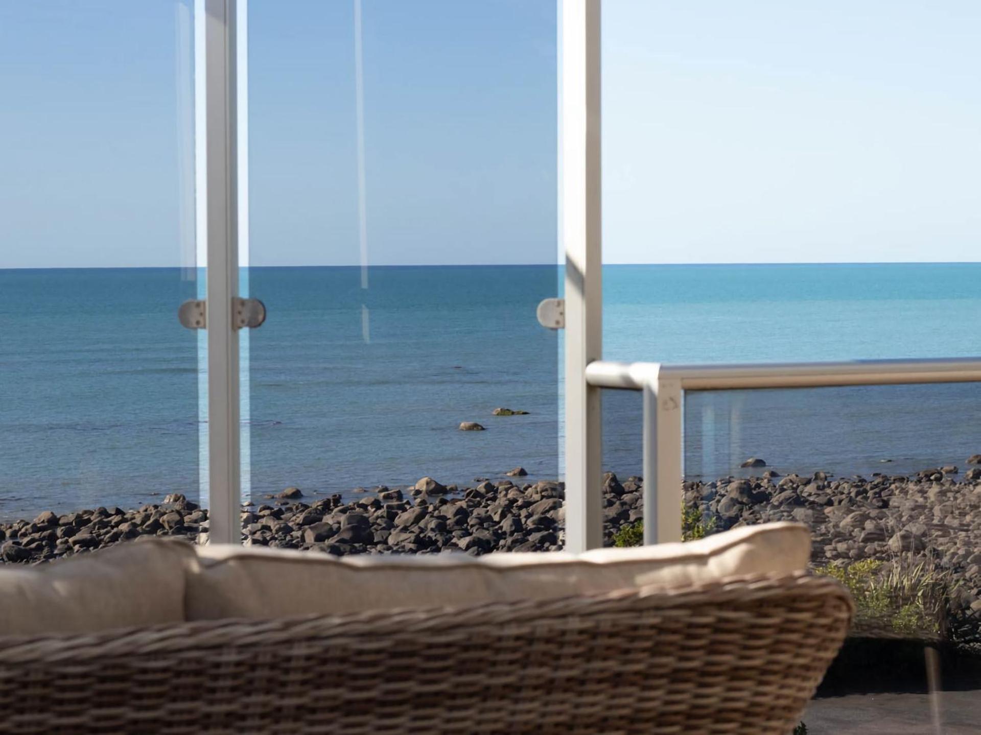Beachfront Bliss On Wanaka Terrace Support Local Villa New Plymouth Kültér fotó